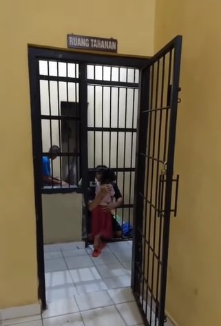 momen haru ayah amp anak saling melepas rindu di balik bui akhirnya polisi buka sel