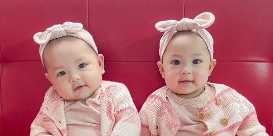 Cute! 6 Potret Alma & Alsha Anak Kembar Anisa Rahma Belajar Duduk, Gemesin Banget