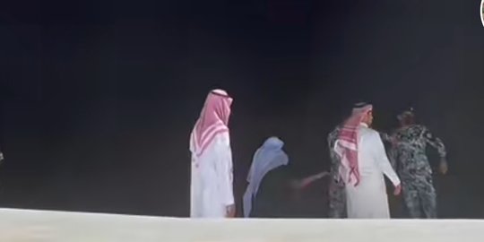 Momen Haru Anak Gendong Ibunda di Depan Ka'bah, Tak Kuat Jalani Tawaf