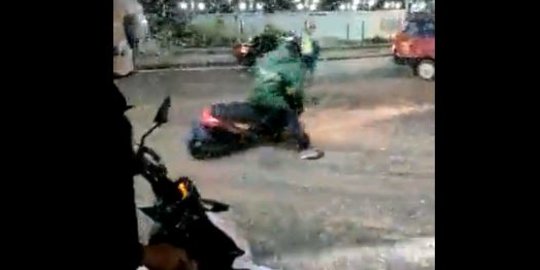 Potret Ribuan Laron Serbu Jalanan di Magelang, Motor-Motor Terpeleset