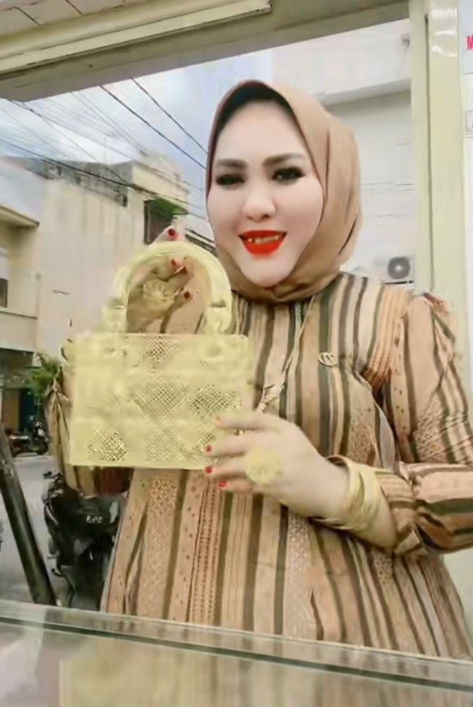 viral wanita beli tas emas rp500 juta begini penampakannya