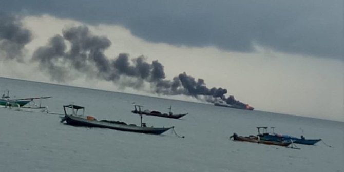 Kapal Pengangkut BBM Pertamina Terbakar di Laut Mataram, 3 ABK Dikabarkan Tewas