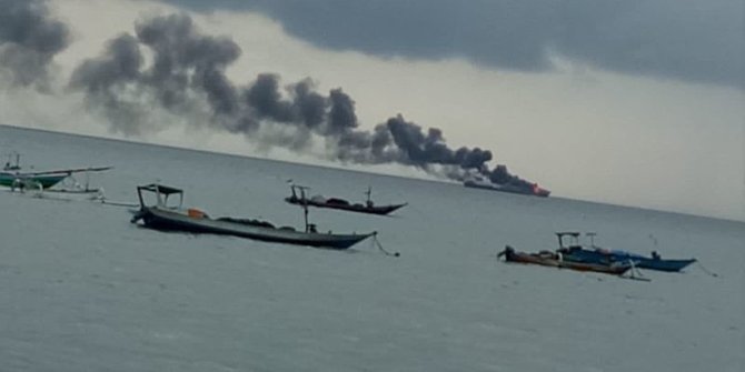 Kapal MT Christin Angkut BBM Terbakar di Perairan Lombok, Pemadaman Terus Dilakukan