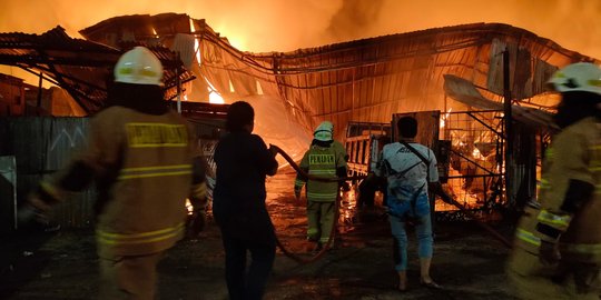 Kebakaran Besar Melanda Pondok Kopi, Tempat Usaha hingga Peternakan Ludes Terbakar