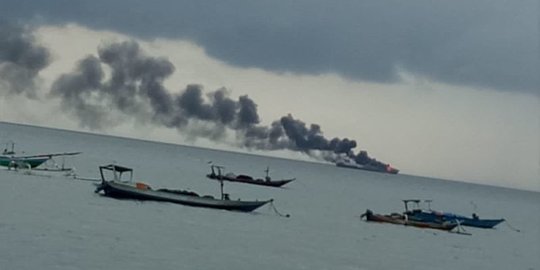 Kapal MT Christin Terbakar di Perairan Lombok: 14 ABK Selamat, 3 Masih Dicari