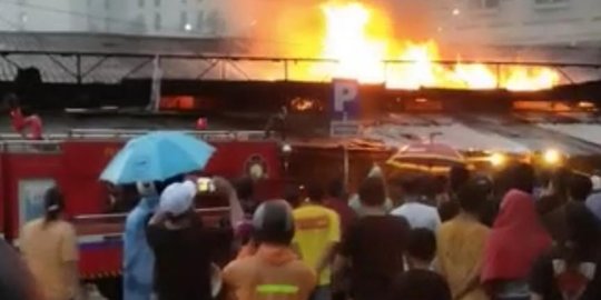 Pasar Kemirimuka Depok Kebakaran jelang Buka Puasa, Lapak Daging Hangus Terbakar