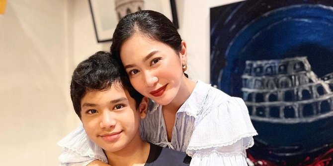 Makin Ganteng dan Tinggi, Ini Potret Karan Singh Anak Bunga Zainal yang Sudah Remaja