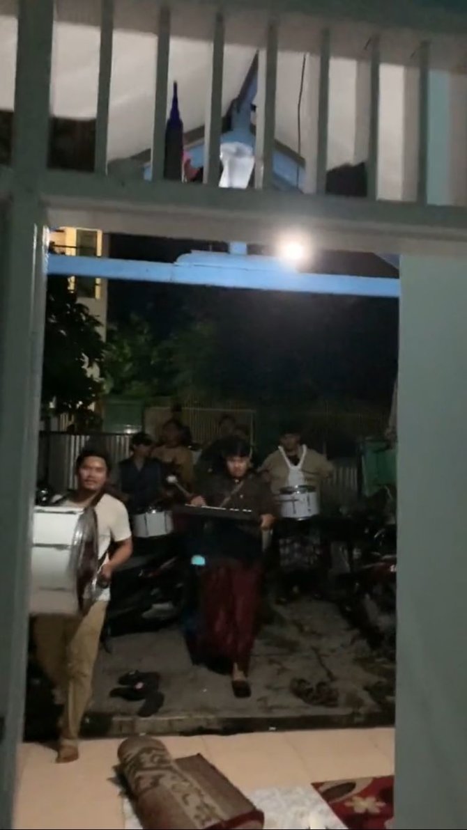 unik intip aksi rombongan drum band bangunkan sahur sampai masuk rumah