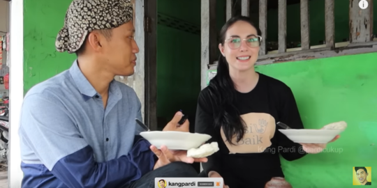 Potret Cantik Istri Wakil Gubernur Jatim Arumi Bachsin Makan di Warung Lodeh Tiwul