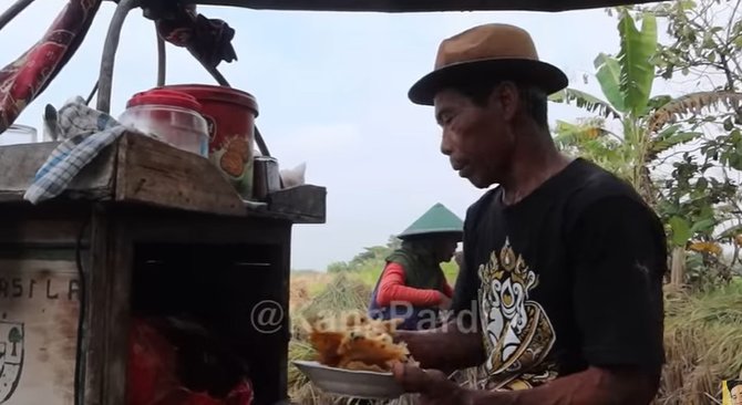 unik penjual kopi amp gorengan di tengah sawah di bayarnya pakai hasil pertanian