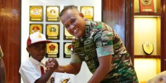 Jenderal TNI Rangkul Raul Bocah SD Hormat ke Jokowi, Kompak Beri Salam Komando