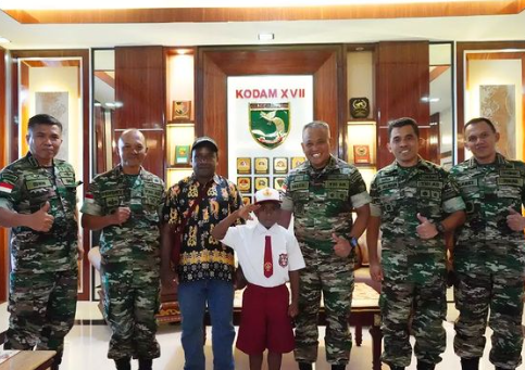 jenderal tni rangkul raul bocah sd hormat ke jokowi kompak beri salam komando