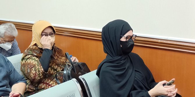 Potret Kompak Istri dan Ibu Saksikan Langsung Sidang Tuntutan AKBP Dody Prawiranegara
