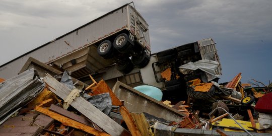 Mobil-Mobil Ringsek Bergelimpangan Pasca Hantaman Tornado Raksasa di Mississippi