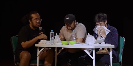 Intip Momen Kocak Show Raditya Dika, Penonton Makan Nasi Padang di Panggung
