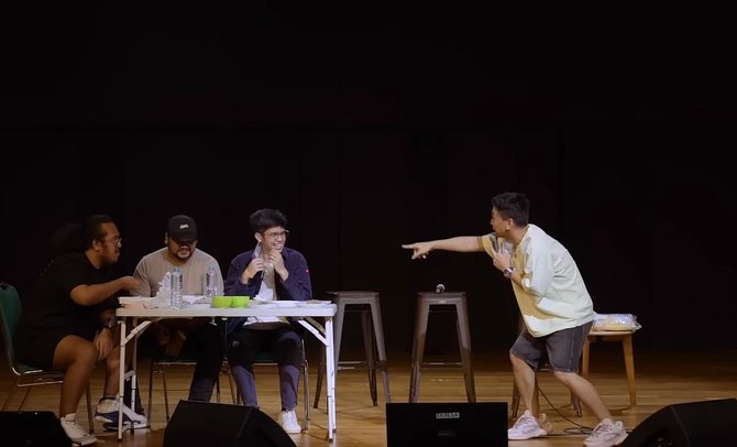 intip momen kocak show raditya dika penonton makan nasi padang di panggung