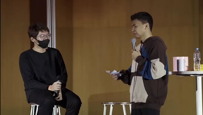 intip momen kocak show raditya dika penonton makan nasi padang di panggung