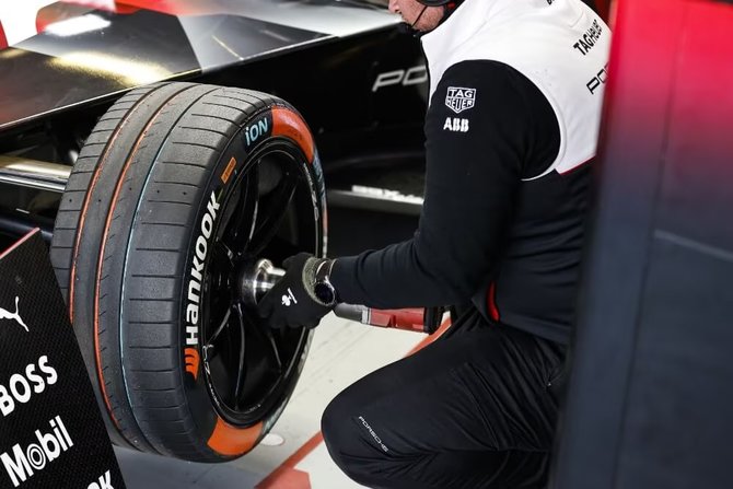 hankook tire menjadi pemasok ban resmi kejuaraan dunia balap mobil listrik abb fia formula e 2023
