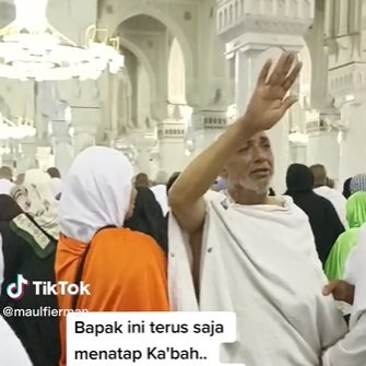 kakek ini tak henti lambaikan tangan ke ka039bah saat tinggalkan mekah 039bentuk cinta039
