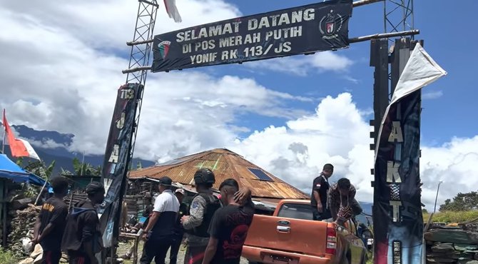 potret pos merah putih di puncak gunung