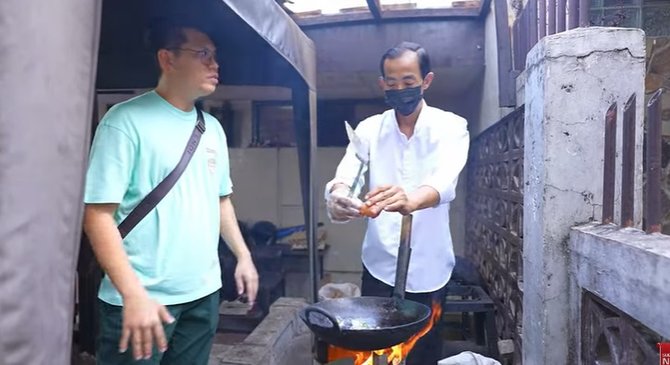 lama tak muncul ternyata jokowi kw jualan mi tek tek di gang sempit