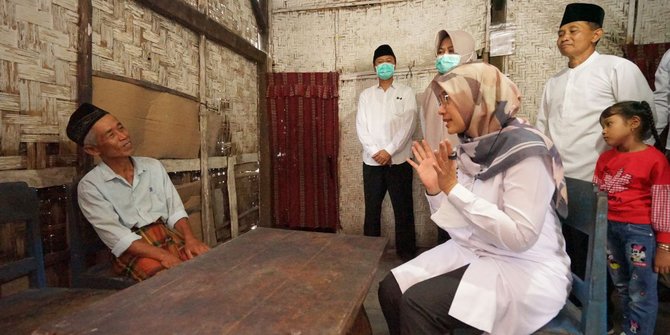 Momen Ramadan, Bupati Ipuk Keliling Jenguk Lansia Sakit