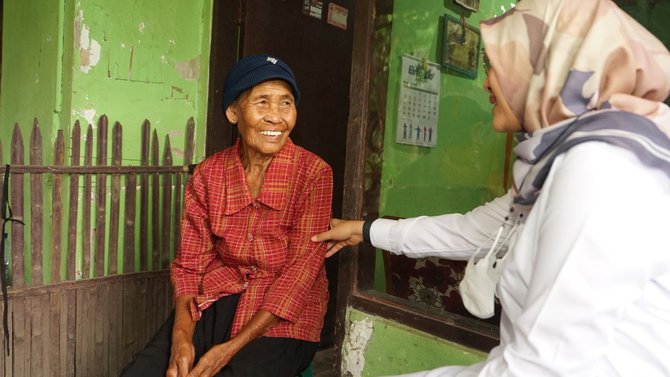 bupati ipuk keliling jenguk lansia sakit