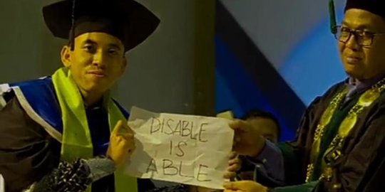 Aksi Mahasiswa Difabel saat Wisuda Ini Curi Perhatian, Bawa Tulisan Inspiratif