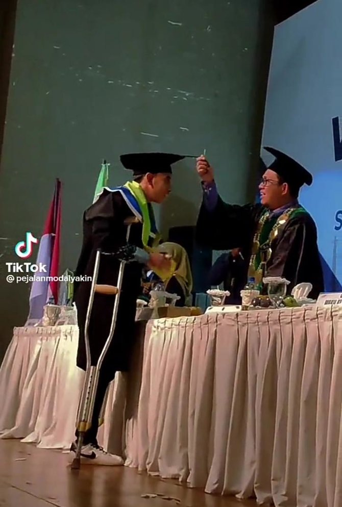 aksi mahasiswa difabel saat wisuda ini curi perhatian bawa tulisan inspiratif