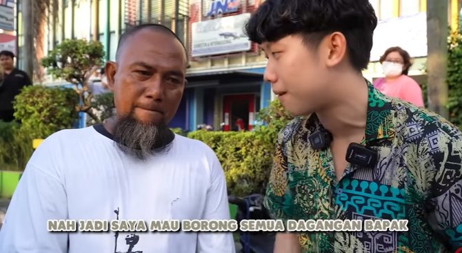 berkah ramadan pedagang takjil ini diborong anak muda amp diberi hadiah uang pecahan rp100 ribu