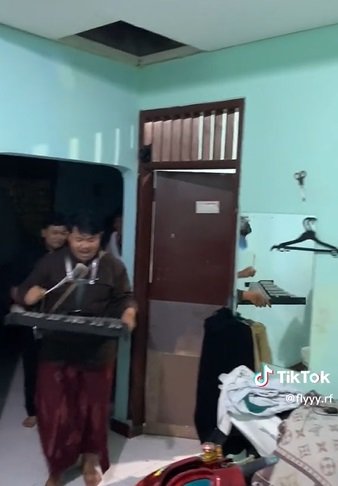 bangunkan sahur dengan cara unik