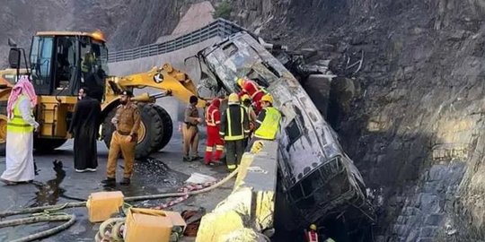 Bus yang Ditumpangi Jemaah Umrah Terguling Saat Menuju Makkah, 20 Orang Tewas