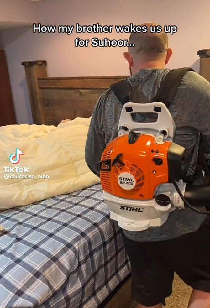 momen kocak kakak bangunkan sahur dengan blower