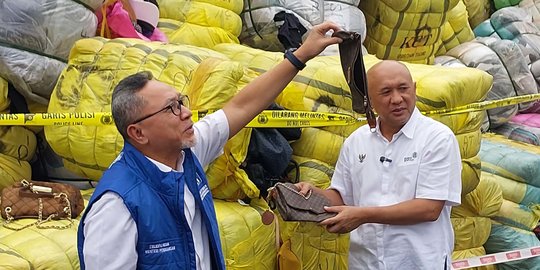 Penampakan 7.363 Bal Baju Bekas Impor Senilai Rp85 Miliar Dimusnahkan