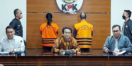 KPK Tahan Bupati Kapuas Ben Brahim S Bahat dan Istrinya Anggota DPR Ary Egahni