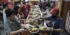 Indahnya Toleransi Berbagi Makanan Buka Puasa di Wihara Dharma Bhakti