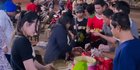 Beri Sahur Gratis, Intip Momen Via Vallen Ladeni Sendiri Masyarakat Sidoarjo