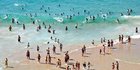 Sebelah Sepatu dengan Potongan Kaki Misterius Ditemukan di Pantai Selandia Baru