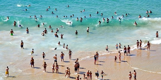 Sebelah Sepatu dengan Potongan Kaki Misterius Ditemukan di Pantai Selandia Baru