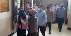 Potret AG Pacar Mario Dandy Tutupi Wajah Jelang Tatap Muka dengan Keluarga David