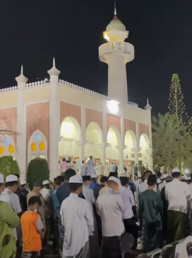 wanita ini bagikan momen bulan ramadan di thailand masjid penuh