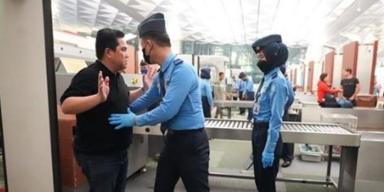 Potret Erick Thohir Diperiksa Saat Masuk Bandara Angkat Tangan