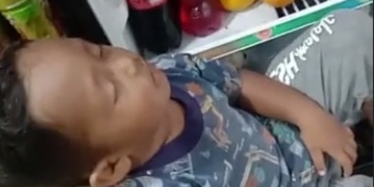 Kepanasan Menunggu Buka, Bocah Ini Tidur di Depan Kulkas