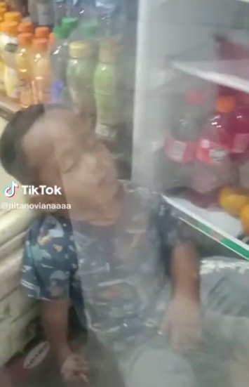 anak kecil tidur depan kulkas