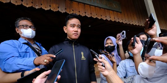 Semangati Erick Thohir yang Bertemu FIFA, Gibran Kenakan Jaket Piala Dunia