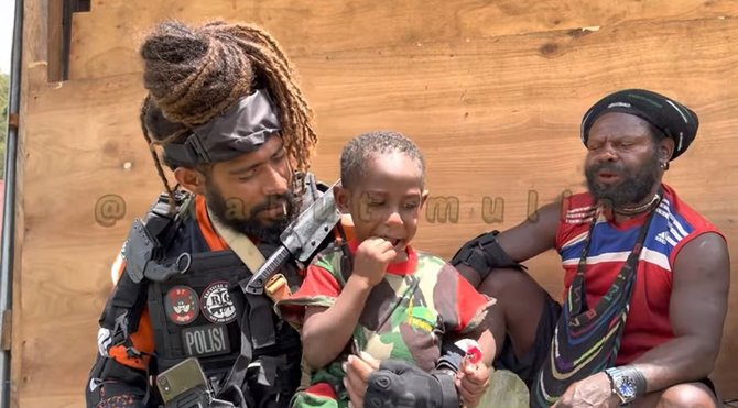 sosok bocil komando di puncak jaya papua dari baru lahir sudah berteman sama kopassus