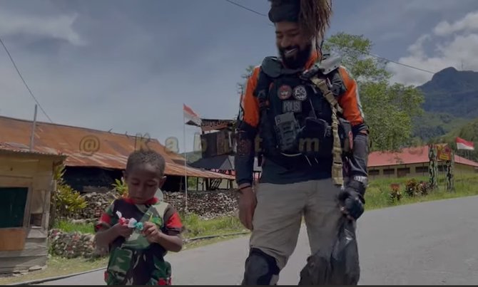 sosok bocil komando di puncak jaya papua dari baru lahir sudah berteman sama kopassus