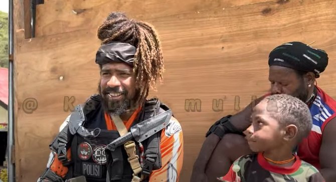 sosok bocil komando di puncak jaya papua dari baru lahir sudah berteman sama kopassus