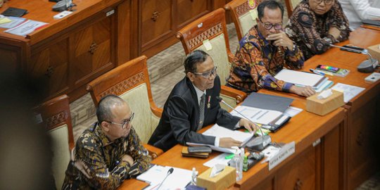 Momen Panas Mahfud MD Dikeroyok Anggota DPR soal Transaksi Rp349 Triliun di Kemenkeu