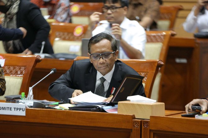 menko polhukam mahfud md rapat dengan komisi iii dpr